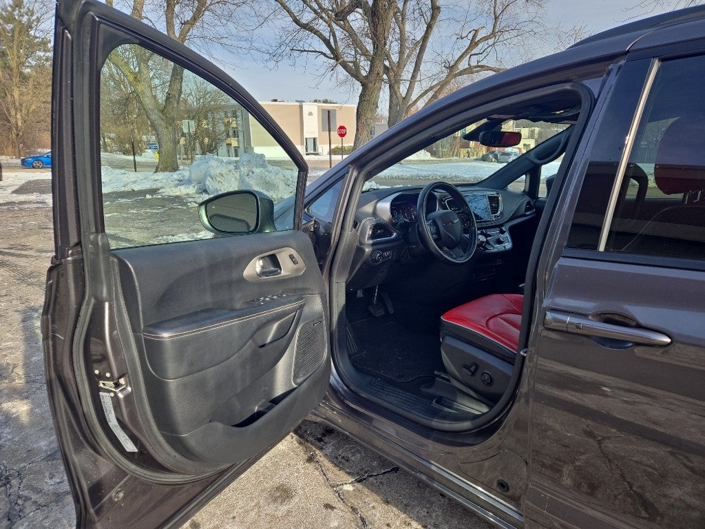 2020 Chrysler Pacifica Red S