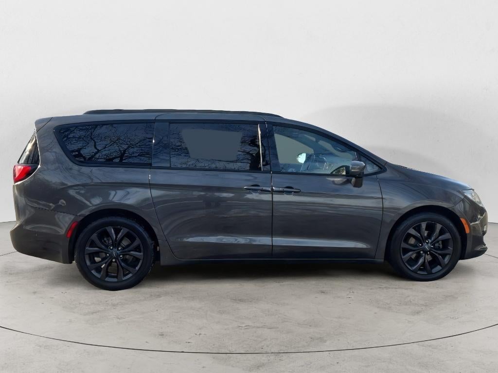 2020 Chrysler Pacifica Red S